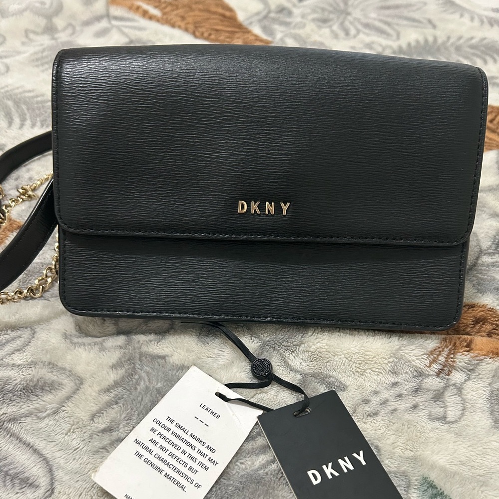 DKNY Black Crossbody Bag Sleek Minimalist Design leather
